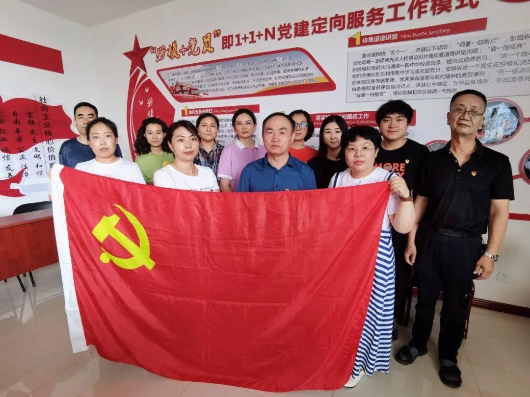 救援聪明的小女生